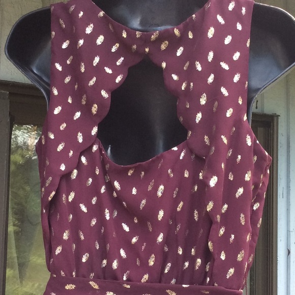 🐞 Sleeveless burgundy chiffon dress w/ gold print - Picture 3 of 4